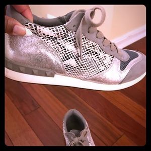 💖ShoeDazzle💖 Snakeskin Sneakers sz. 7